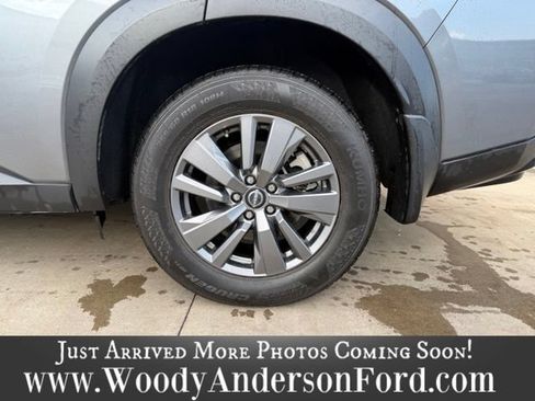 Used 2025 Nissan Pathfinder SV w/ SV Premium Package FWD image 7