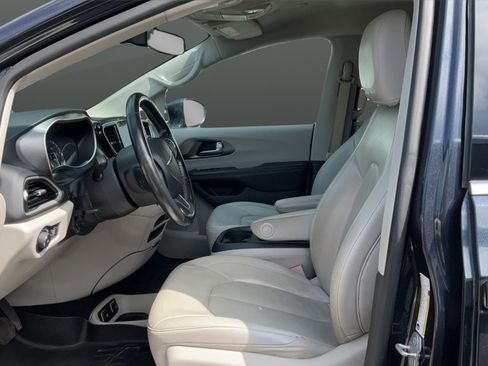 Used 2021 Chrysler Pacifica Touring-L FWD image 17