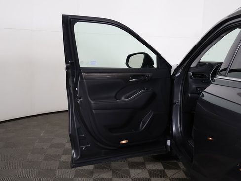 Used 2022 Toyota Highlander Limited image 24