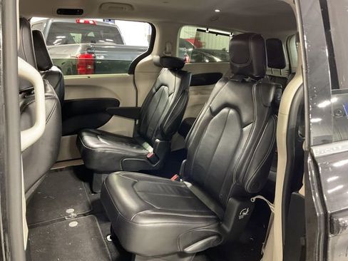 Used 2022 Chrysler Pacifica Touring-L image 9