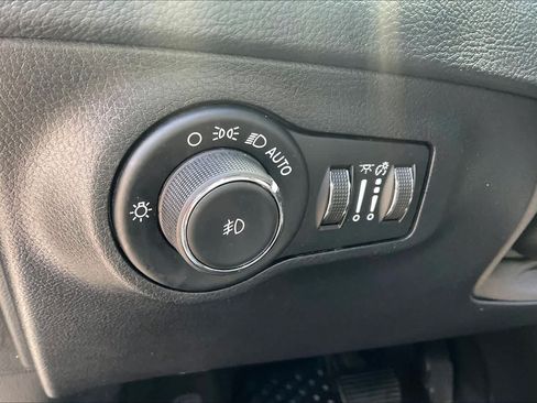 Used 2019 Jeep Compass Latitude w/ Cold Weather Group FWD image 14