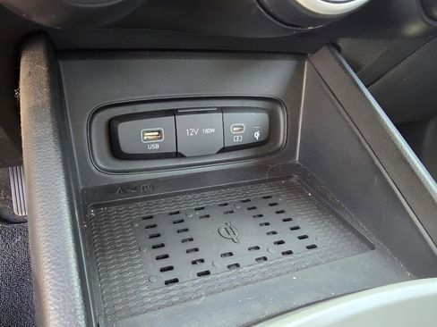 Used 2023 Hyundai Venue Limited FWD image 13