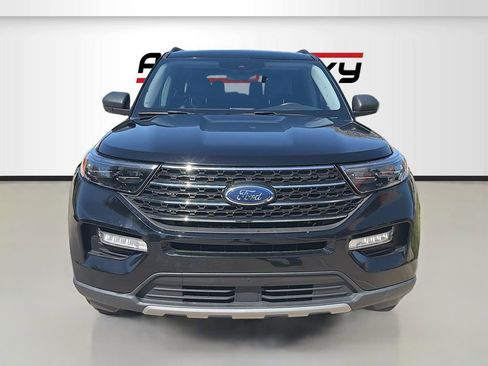 Used 2022 Ford Explorer XLT w/ Equipment Group 202A AWD/4WD image 2