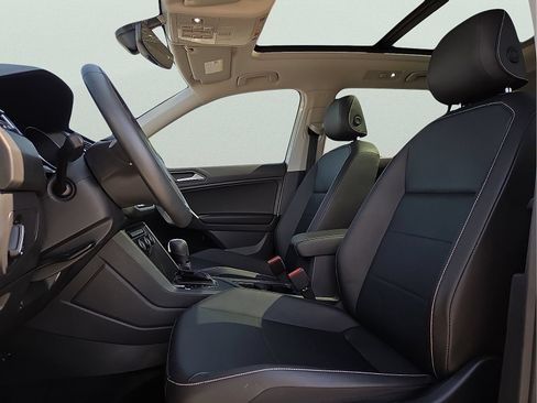 Used 2021 Volkswagen Tiguan SE w/ Panoramic Sunroof Package FWD image 15