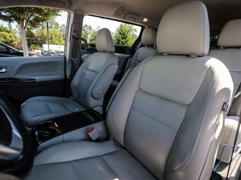 Used 2018 Toyota Sienna XLE w/ XLE Navigation Package AWD/4WD image 19
