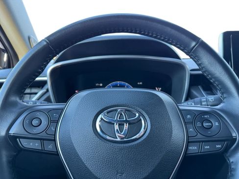 Used 2023 Toyota Corolla Cross XLE image 19