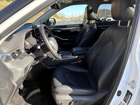 Used 2024 Toyota Highlander Platinum image 11