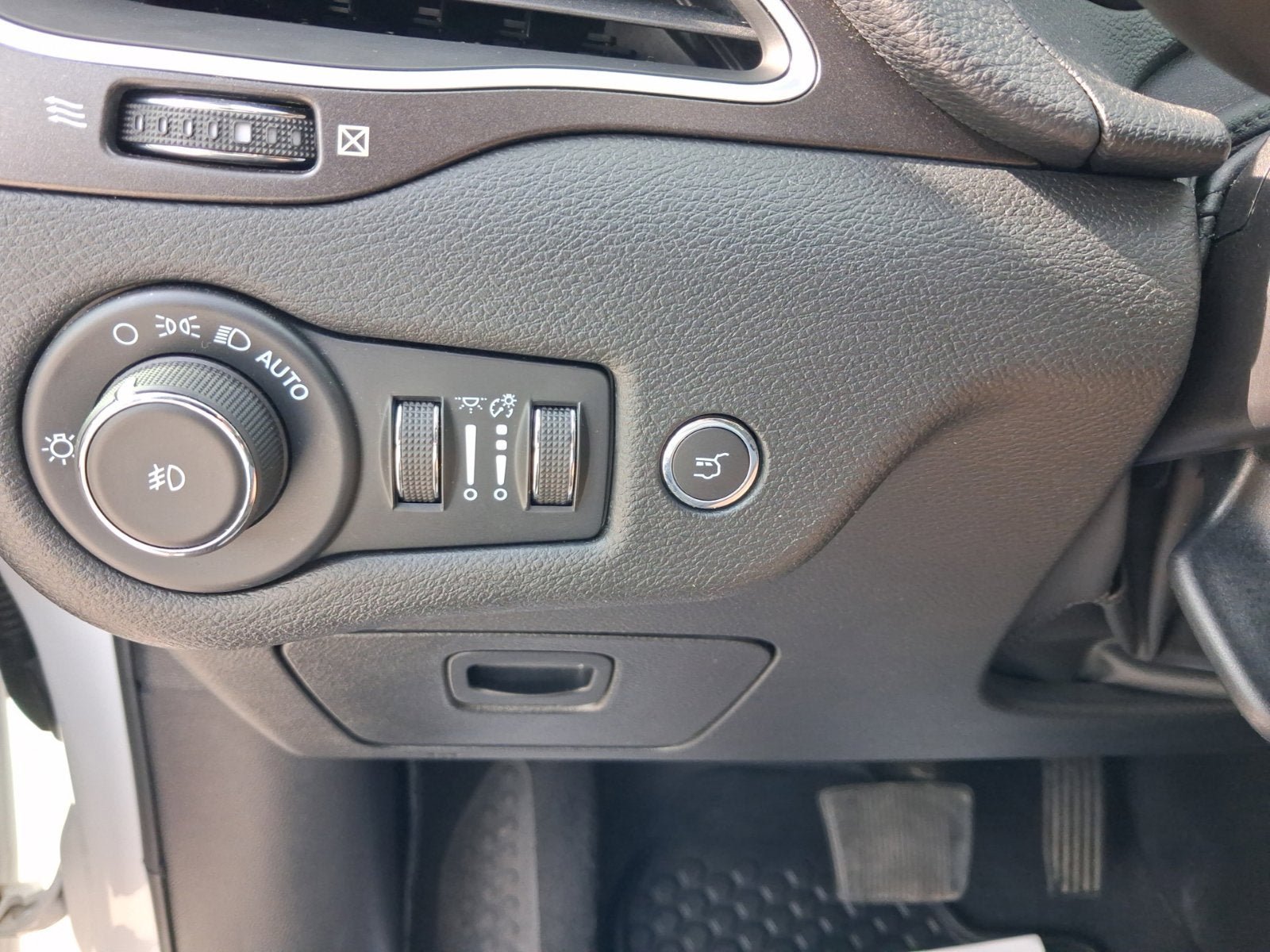 Used 2022 Jeep Cherokee Trailhawk w/ Sound & Nav Group AWD/4WD image 17