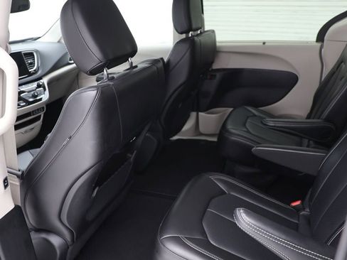 Used 2024 Chrysler Pacifica Touring-L image 12