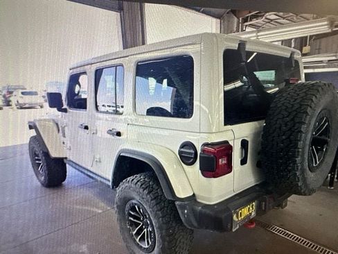 Used 2024 Jeep Wrangler Unlimited Rubicon AWD/4WD image 8