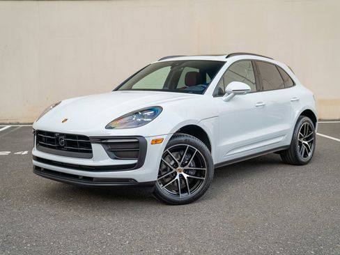 Certified 2026 Porsche Macan AWD/4WD image 1