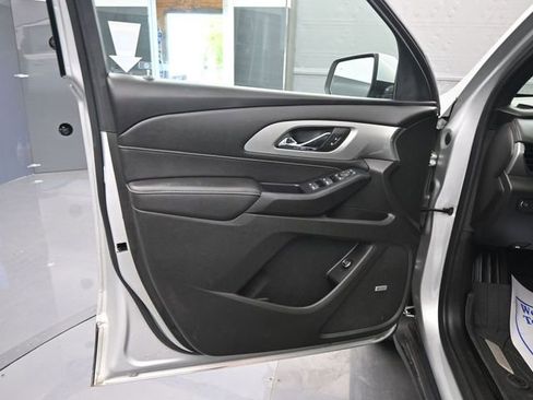 Used 2022 Chevrolet Traverse LT w/ LT Premium Package FWD image 12