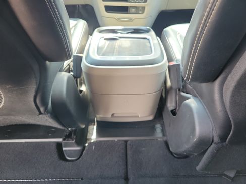 Used 2022 Chrysler Pacifica Touring-L FWD image 11