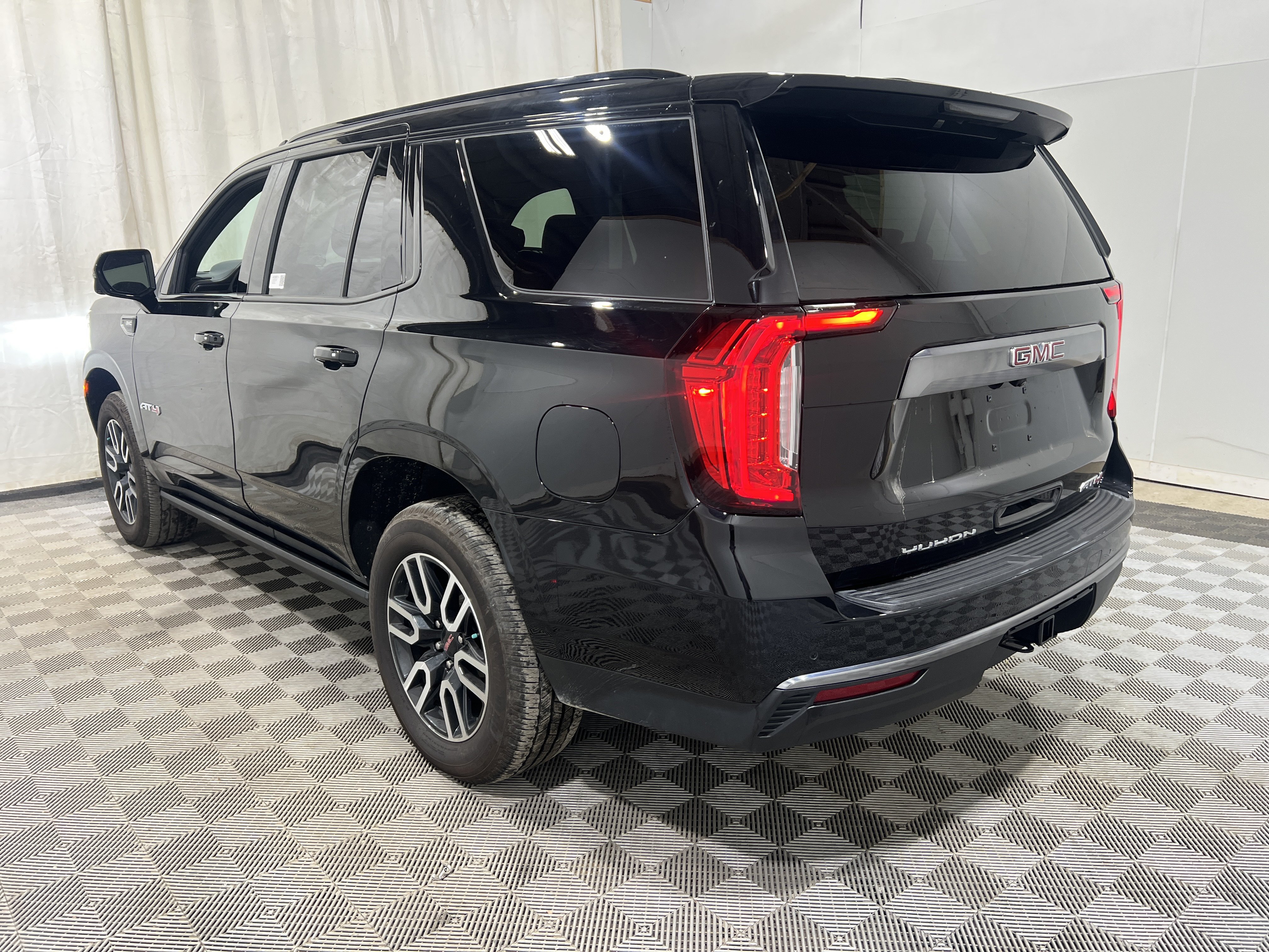 Used 2021 GMC Yukon AT4 w/ Technology Package AWD/4WD image 2