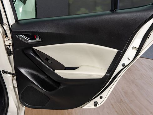 Used 2018 MAZDA MAZDA3 Grand Touring image 16