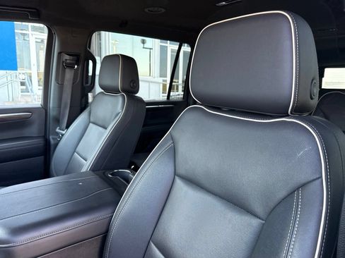 Used 2025 Chevrolet Suburban Premier AWD/4WD image 17