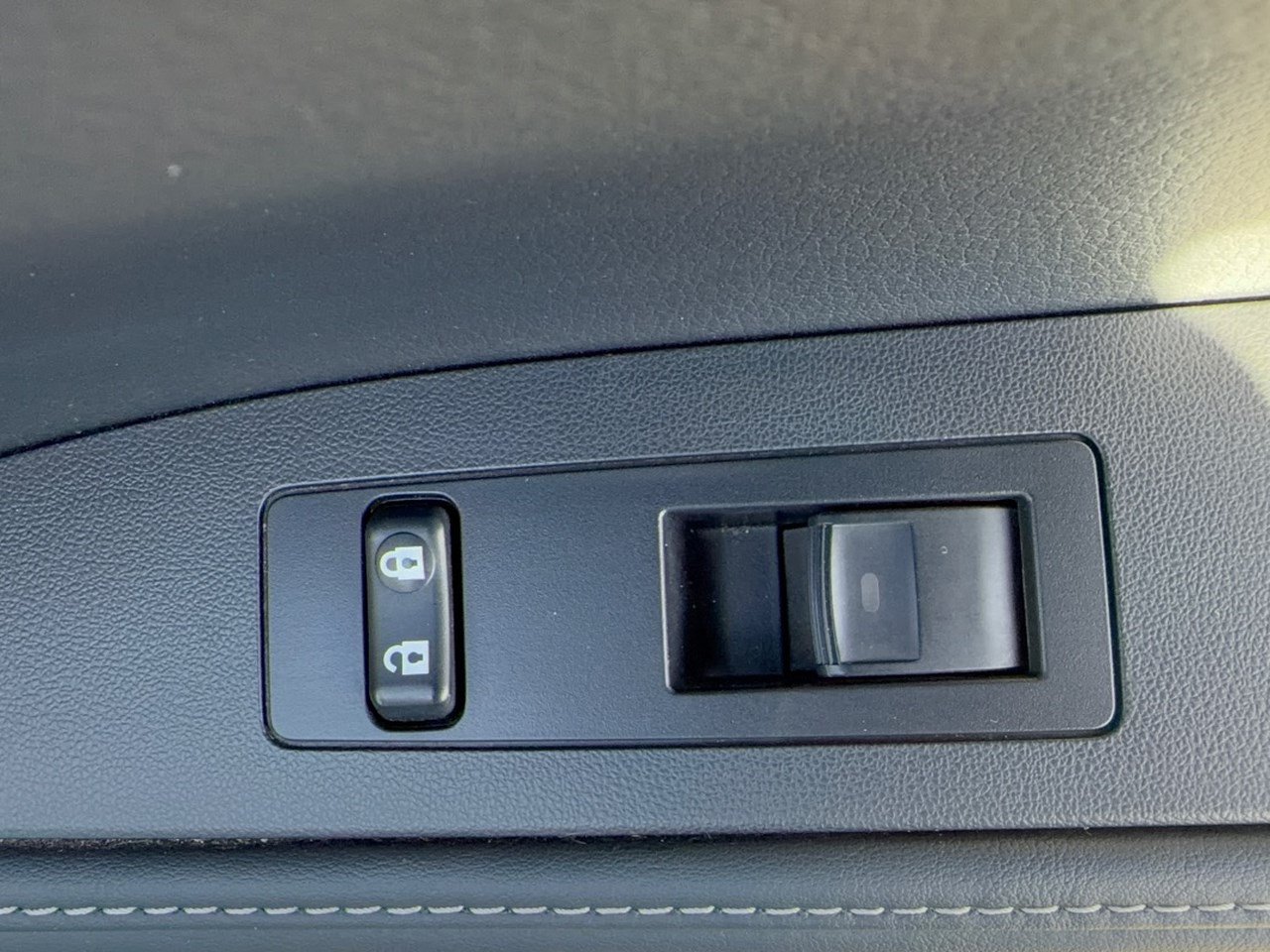 Used 2014 Lexus ES 300h w/ Premium Package w/Bamboo Trim FWD image 31