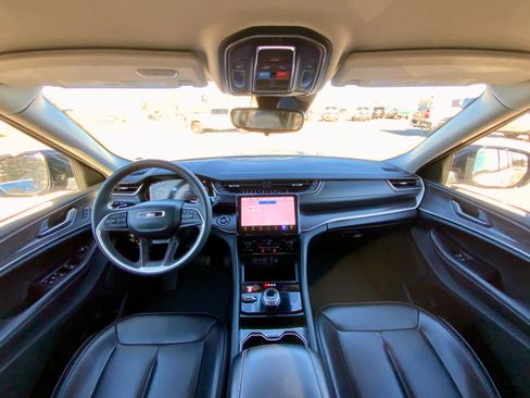 Used 2023 Jeep Grand Cherokee Limited image 31