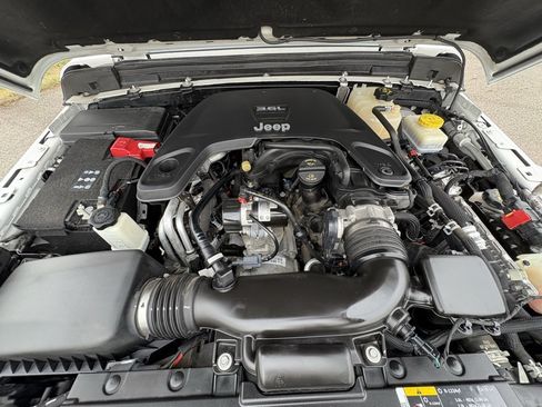 Used 2021 Jeep Wrangler Unlimited Sahara AWD/4WD image 16