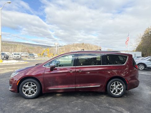 Used 2017 Chrysler Pacifica Limited image 9