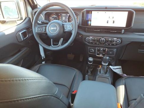 Used 2025 Jeep Gladiator Sport image 4
