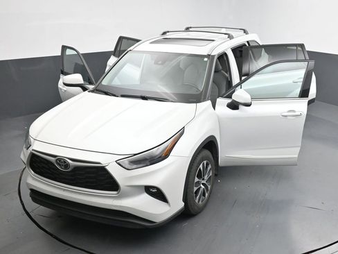 Used 2022 Toyota Highlander XLE image 35