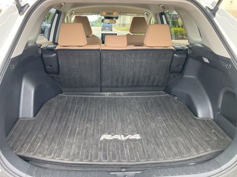 Used 2020 Toyota RAV4 LE AWD/4WD image 18