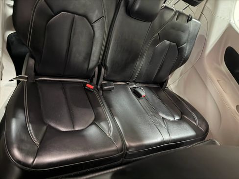 Used 2023 Chrysler Pacifica Touring-L FWD image 34