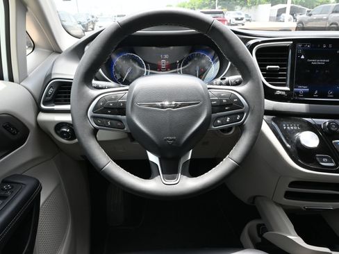 Used 2024 Chrysler Pacifica Touring-L FWD image 11