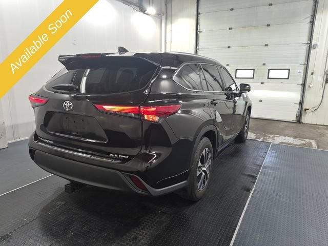 Used 2021 Toyota Highlander XLE AWD/4WD image 6