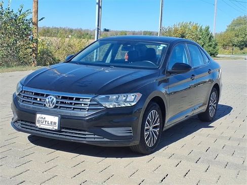 Used 2021 Volkswagen Jetta SE image 2