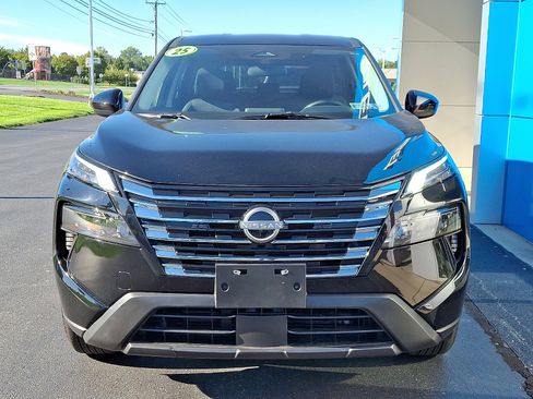 Used 2025 Nissan Rogue SV image 2