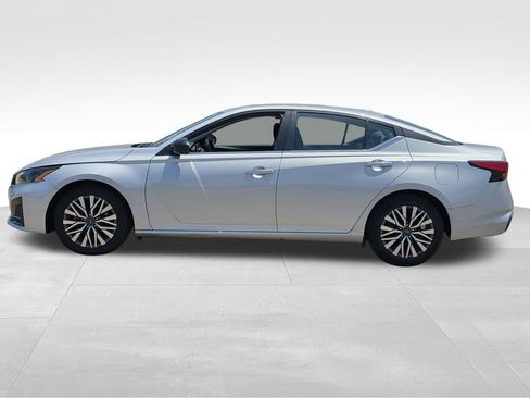 Used 2024 Nissan Altima 2.5 SV FWD image 9