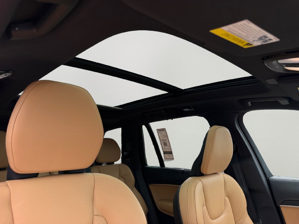 Certified 2025 Volvo XC90 T8 Ultra AWD/4WD image 7