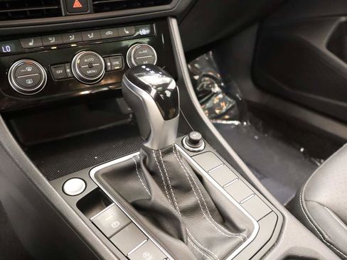 Certified 2024 Volkswagen Jetta SE image 10