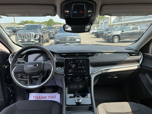 Used 2023 Jeep Grand Cherokee Laredo AWD/4WD image 2