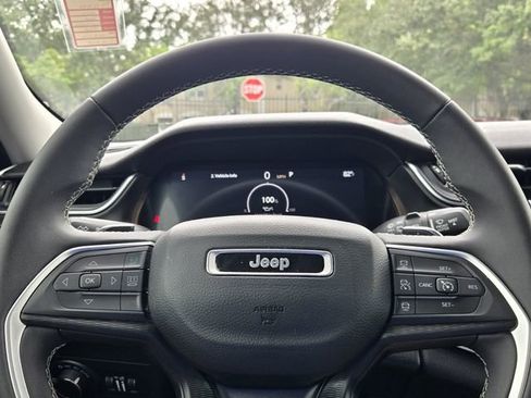 Used 2023 Jeep Grand Cherokee Laredo X AWD/4WD image 23