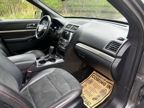 Used 2018 Ford Explorer XLT w/ Equipment Group 202A FWD image 20