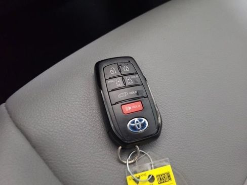 Certified 2024 Toyota Sienna XLE AWD/4WD image 38