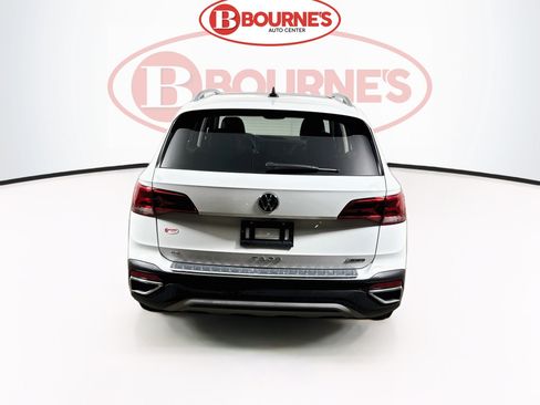 Used 2023 Volkswagen Taos SE w/ Panoramic Sunroof Package AWD/4WD image 10