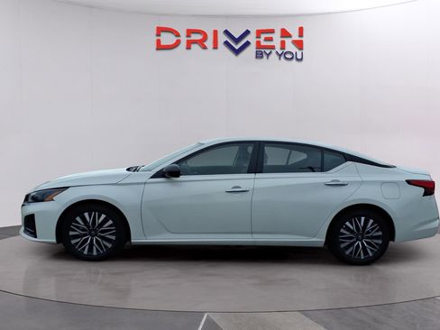 Used 2024 Nissan Altima 2.5 SV image 3