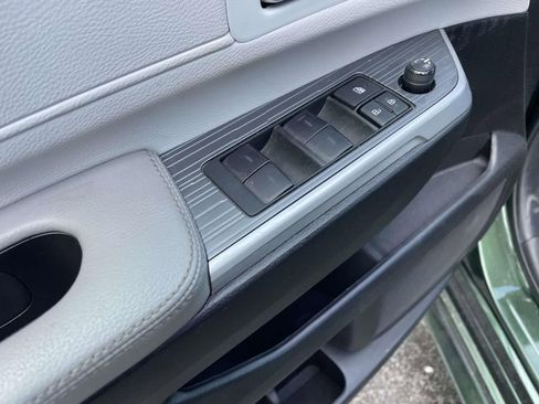 Used 2025 Toyota Sienna XLE image 28