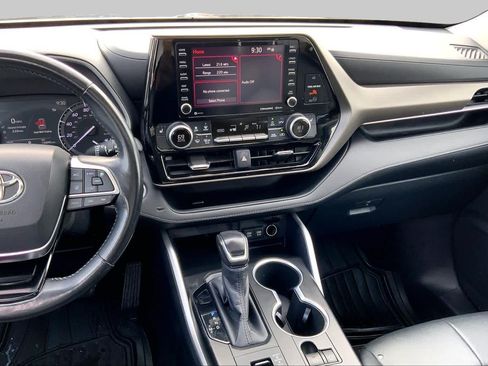 Used 2020 Toyota Highlander XLE AWD/4WD image 7