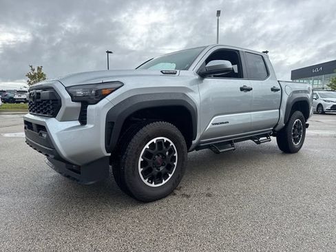 Used 2026 Toyota Tacoma TRD Off-Road AWD/4WD image 2