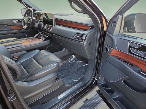 Used 2024 Lincoln Navigator Reserve image 13