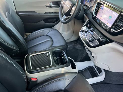 Used 2024 Chrysler Pacifica Touring-L FWD image 19