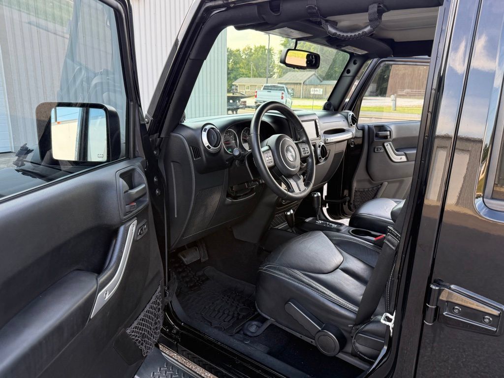 Used 2014 Jeep Wrangler Unlimited Sahara w/ Max Tow Package AWD/4WD image 2