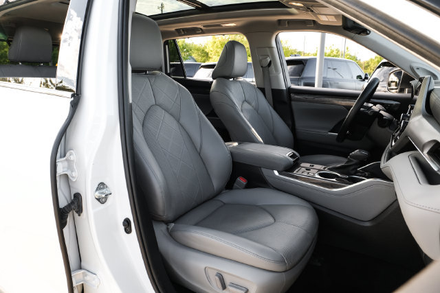 Used 2023 Toyota Highlander Platinum FWD image 39