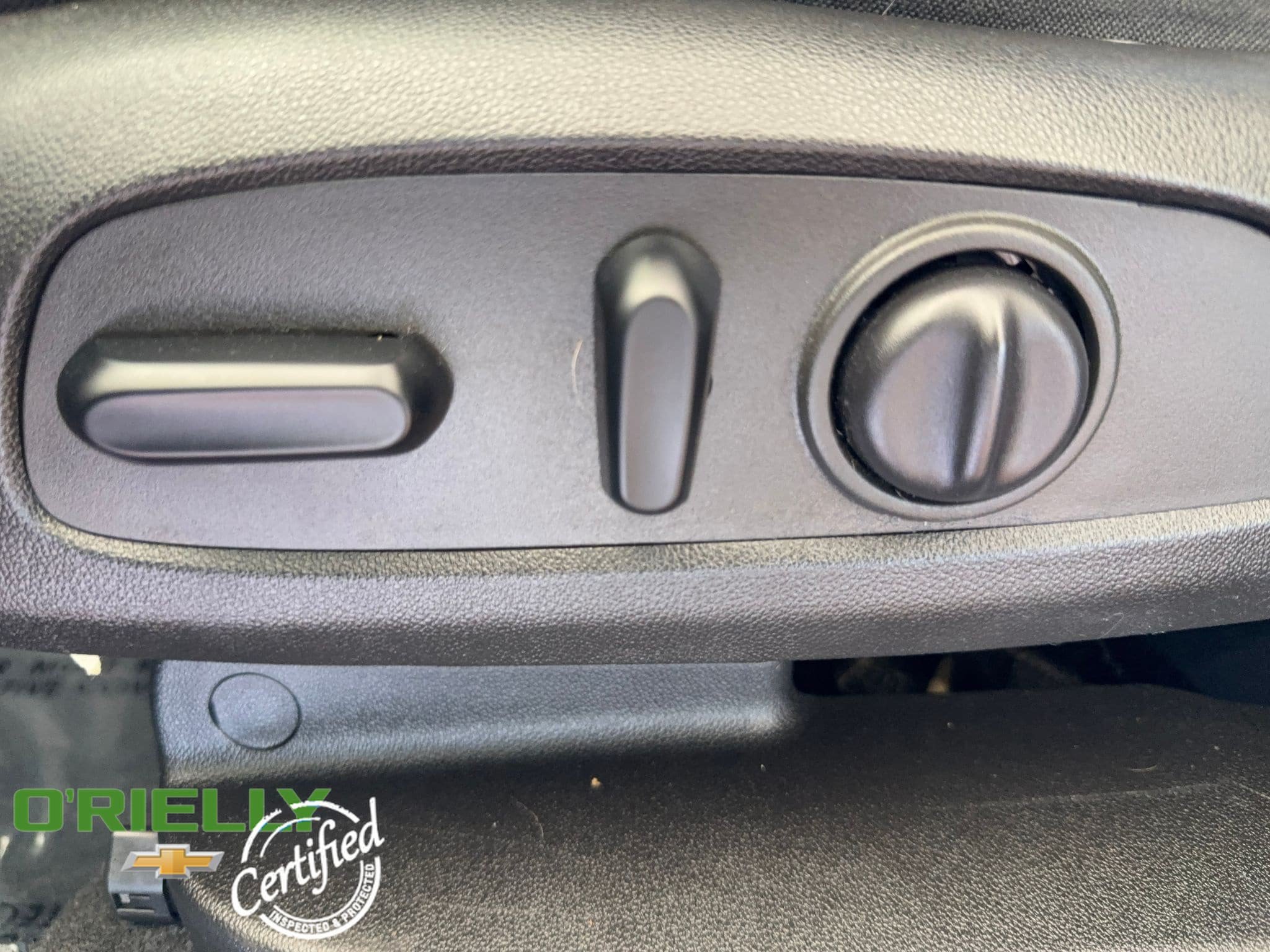 Used 2019 Chevrolet Equinox LT w/ LPO, Blackout Package FWD image 12