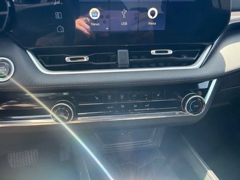 Used 2025 Chevrolet Equinox LT w/ Safety and Technology Package FWD image 17